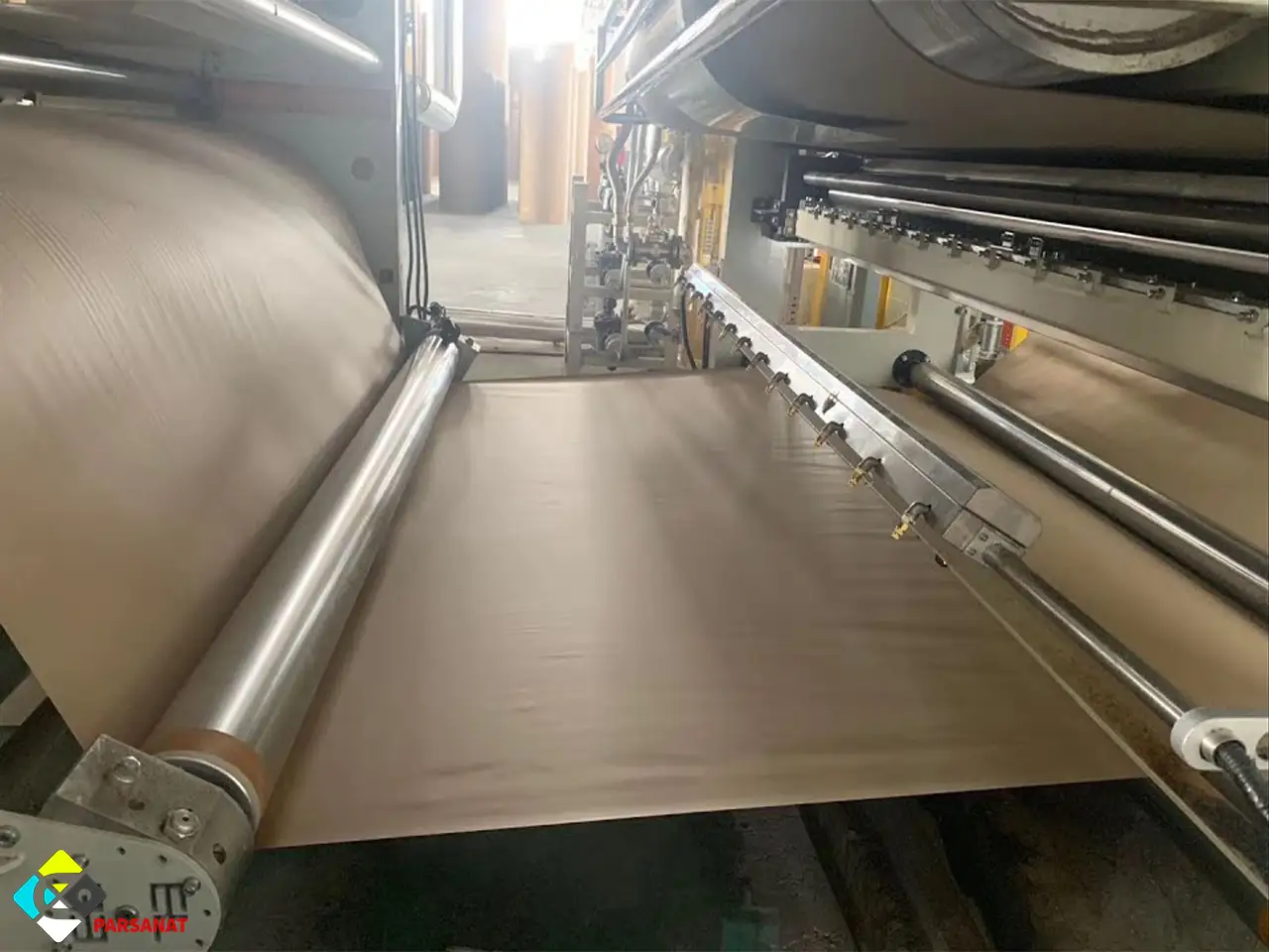 مه پاش در کارخانه کارتن سازی 