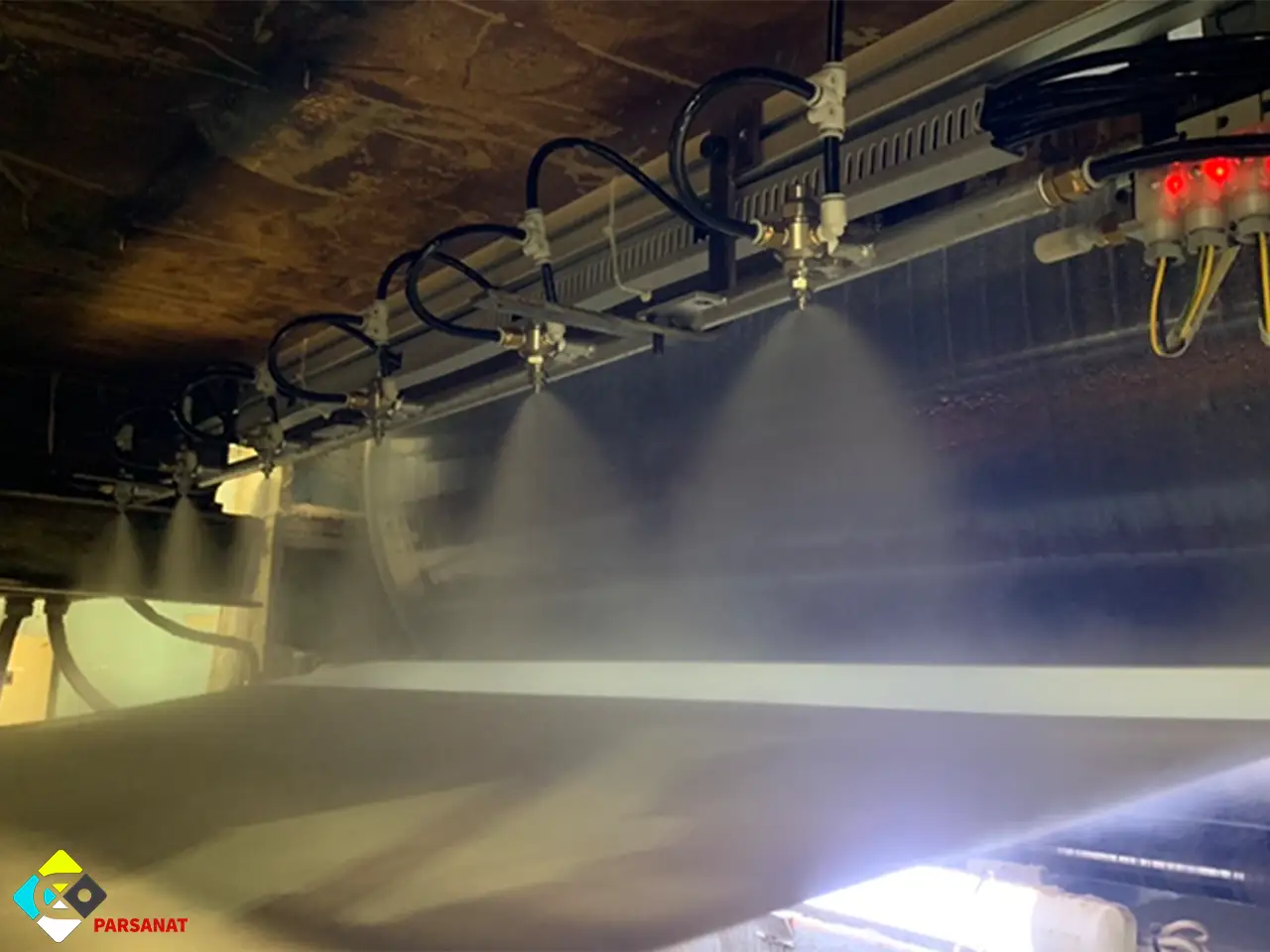 مه پاش در کارخانه کارتن سازی 